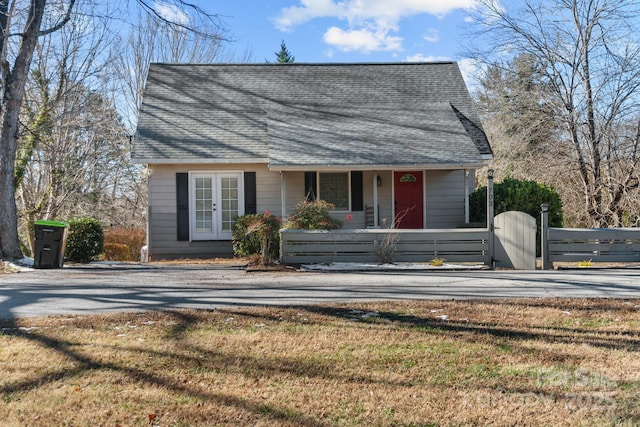 view of front facade with a front yard