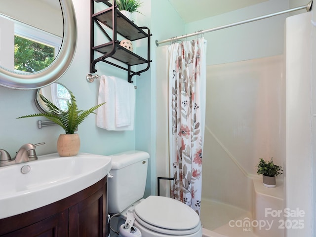 bathroom with curtained shower, toilet, and vanity