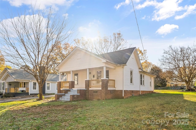 view of front facade featuring a porch and a front yard