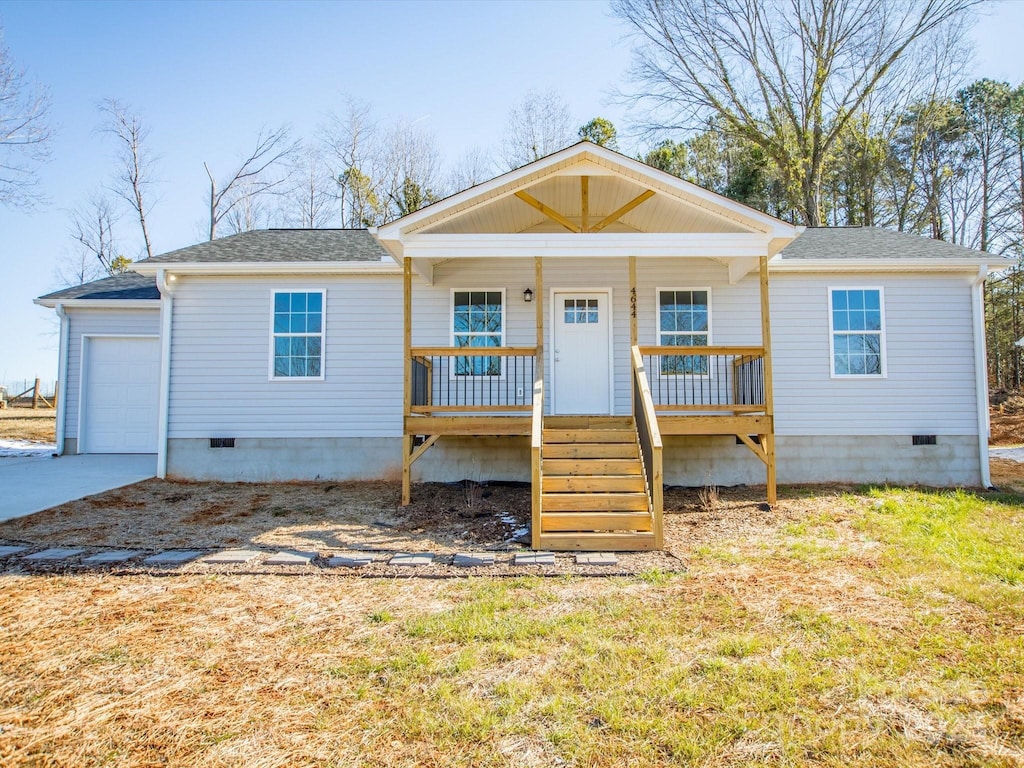 view of front facade featuring a front yard, a porch, and a garage