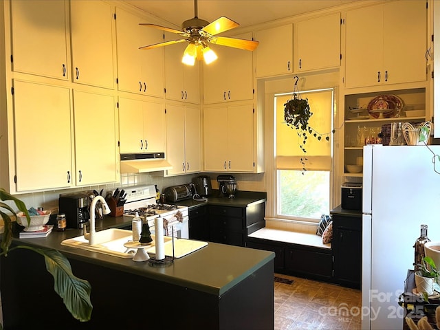 kitchen featuring ceiling fan, tasteful backsplash, and white appliances