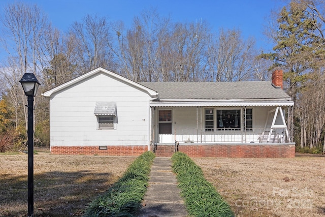 view of front facade with a front yard and a porch