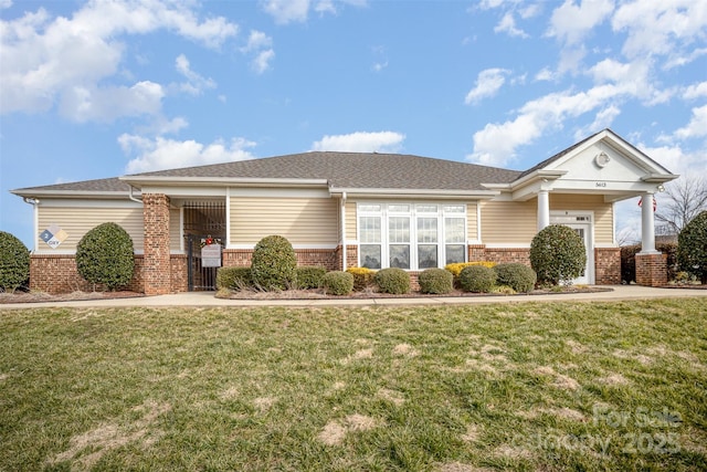 ranch-style home featuring a front lawn