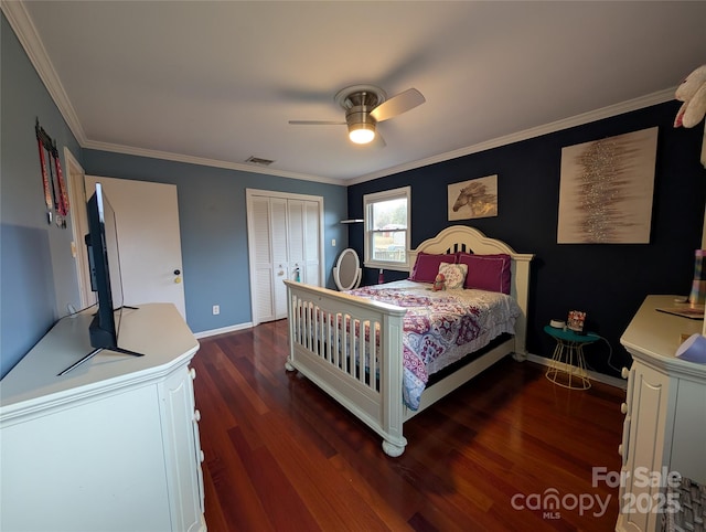 bedroom featuring ceiling fan, a closet, dark hardwood / wood-style floors, and crown molding