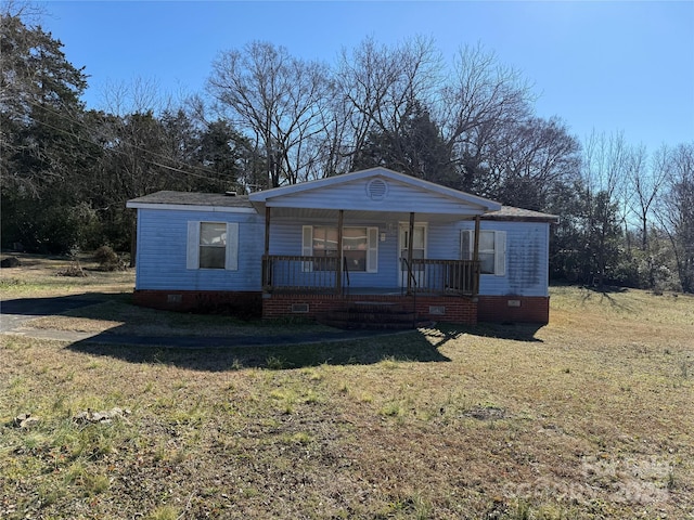 view of front of property with a front lawn and covered porch