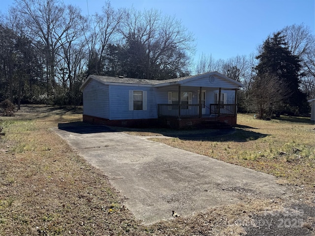 view of front of home featuring covered porch and a front lawn