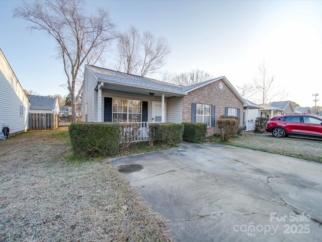 ranch-style home with a porch