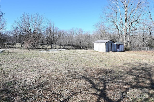 view of yard featuring a storage shed