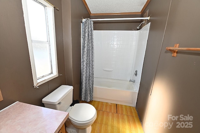 full bathroom featuring a textured ceiling, toilet, vanity, and shower / bath combo