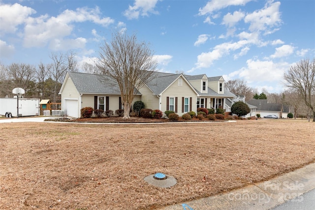 view of front facade with a garage and a front yard