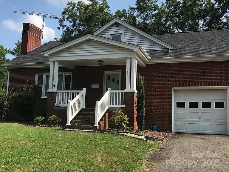 view of front facade with a front lawn and covered porch