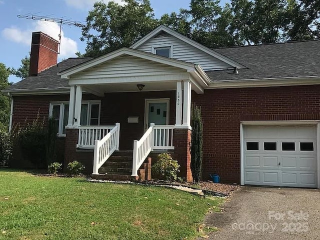 view of front facade with a front lawn and covered porch