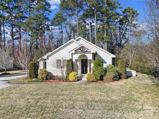 view of front of property featuring a front yard