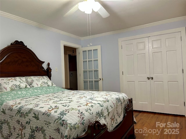 bedroom with hardwood / wood-style floors, ornamental molding, a closet, and ceiling fan