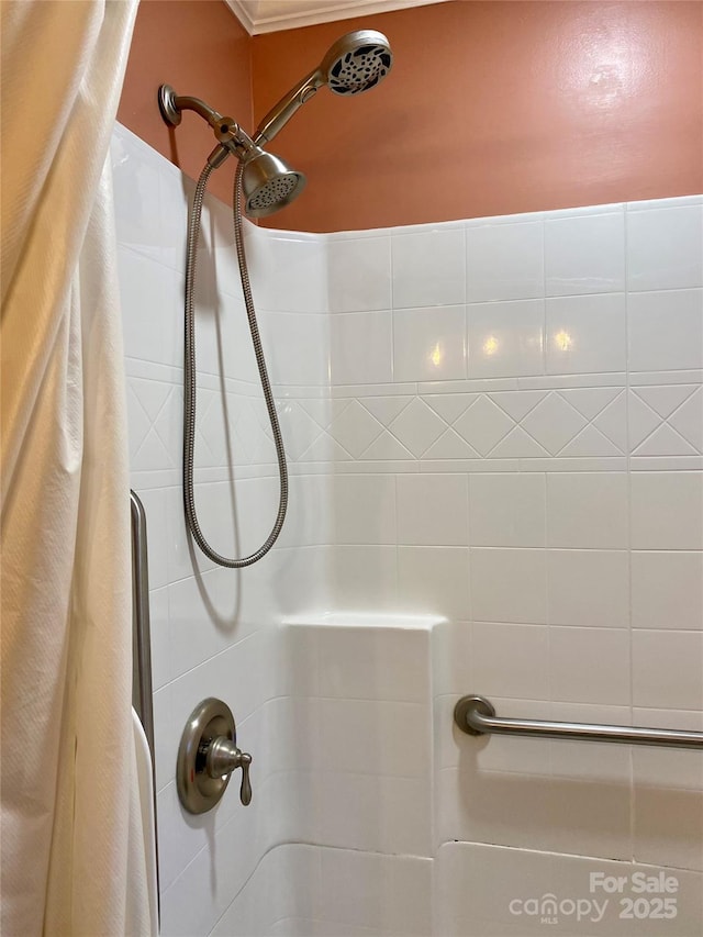 room details featuring tiled shower