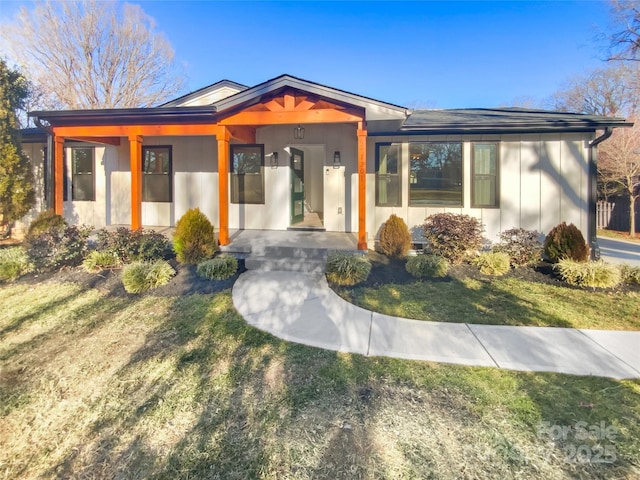 view of front of property featuring a front yard