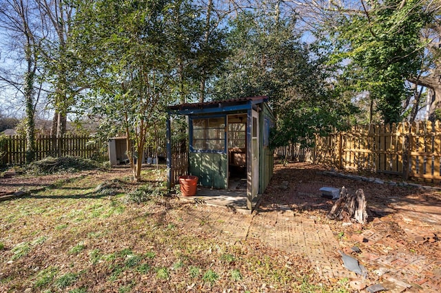 view of yard featuring a storage unit