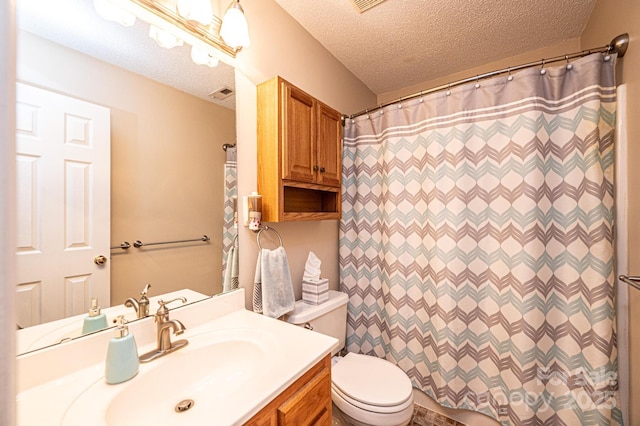 bathroom with curtained shower, a textured ceiling, toilet, and vanity