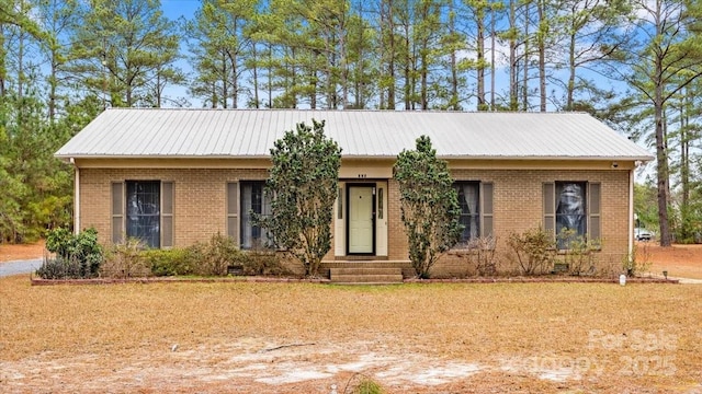 ranch-style home with a front yard