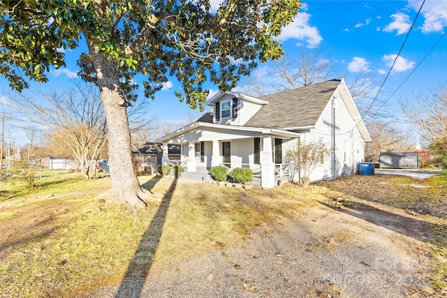 view of front facade featuring a porch and a front yard