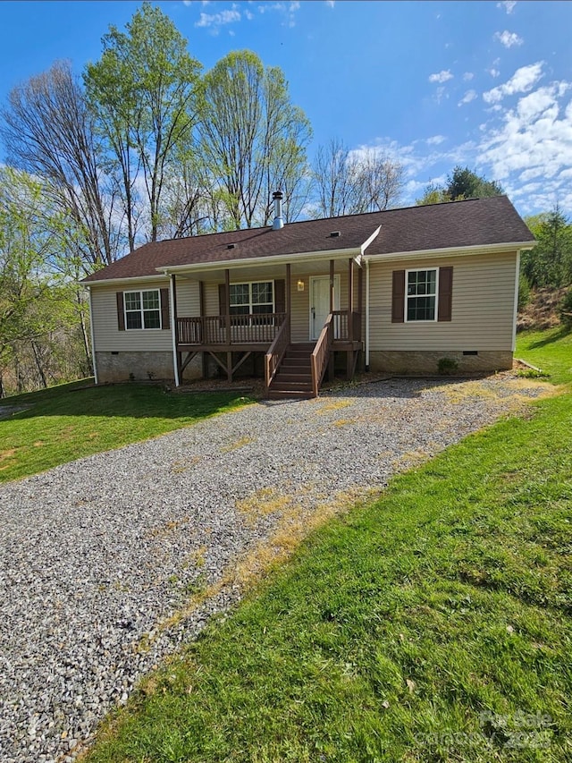 ranch-style house featuring gravel driveway, crawl space, and a front yard