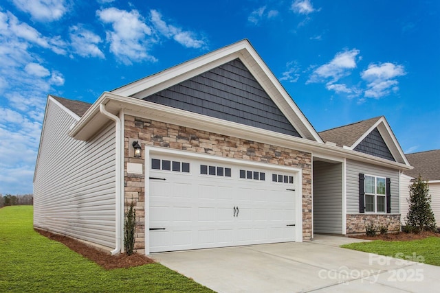 view of front of house featuring a front lawn and a garage