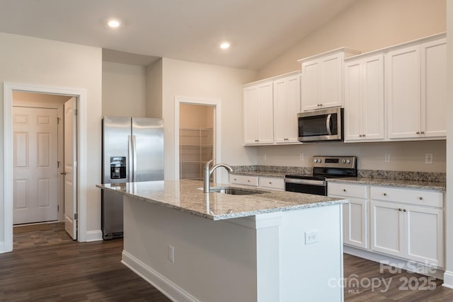 kitchen with stainless steel appliances, a kitchen island with sink, dark wood-type flooring, white cabinets, and sink