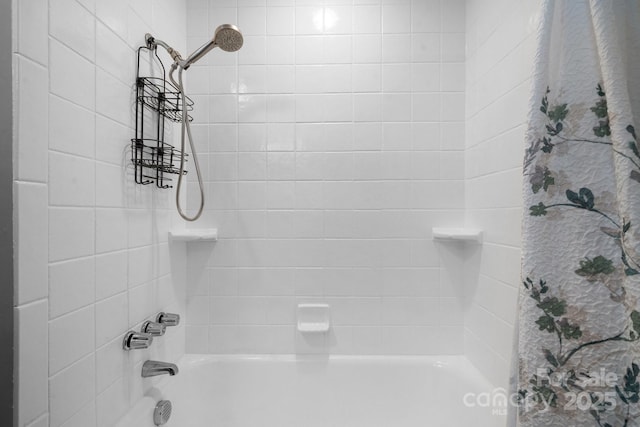 bathroom featuring tiled shower / bath