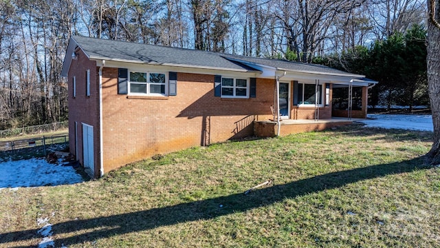 ranch-style home with a front lawn and a porch