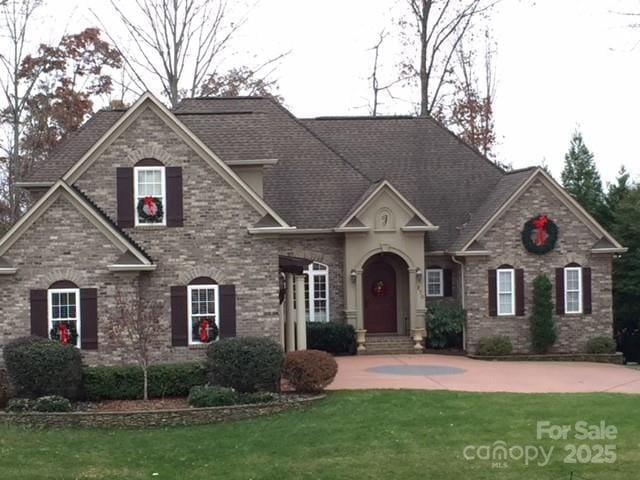 view of front of property featuring a front yard