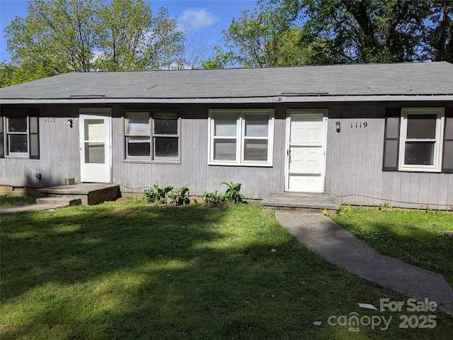 view of front facade featuring a front lawn