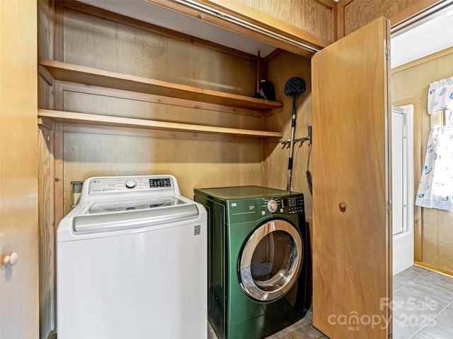 laundry room featuring light tile patterned floors and washing machine and clothes dryer