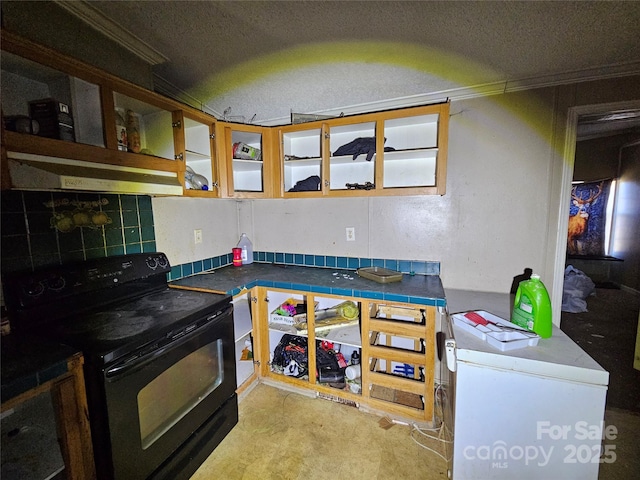 kitchen featuring crown molding, black electric range oven, refrigerator, and vaulted ceiling