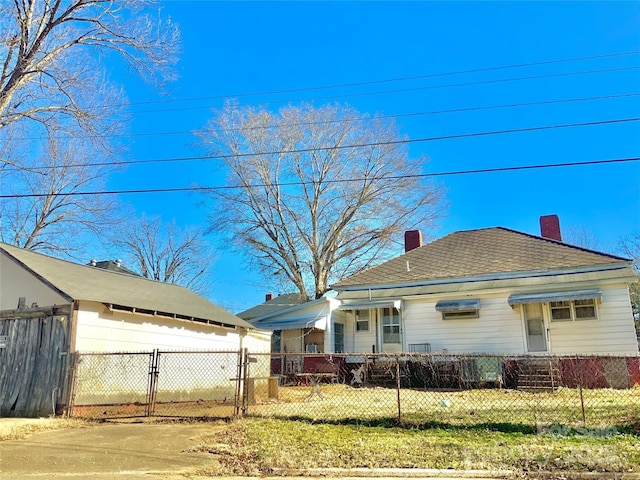 view of front of house with a front lawn