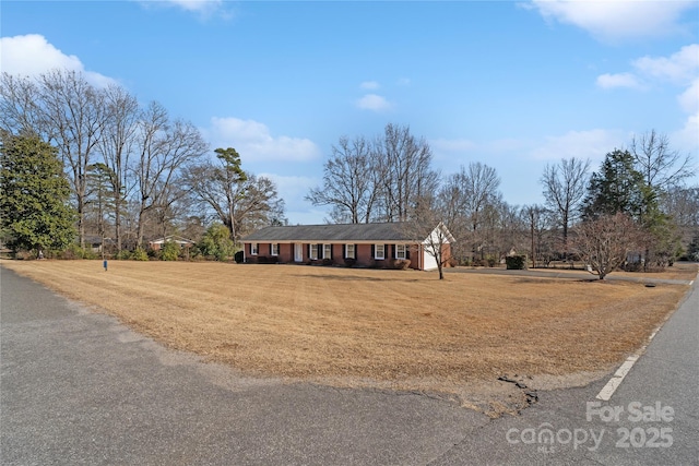 single story home with a front lawn