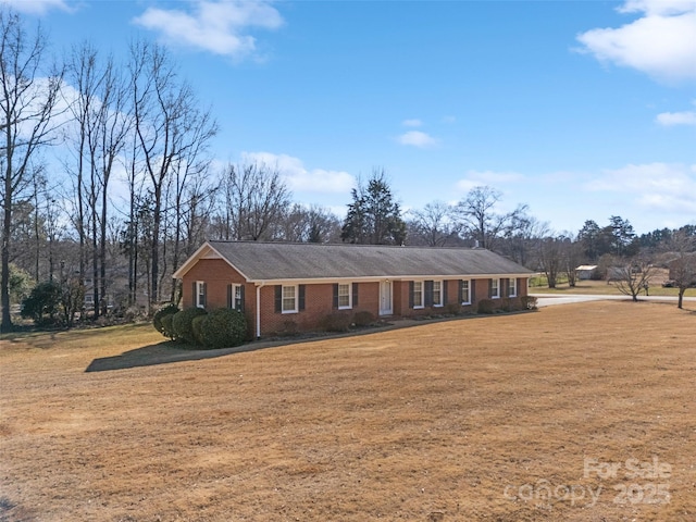 ranch-style home featuring a front lawn