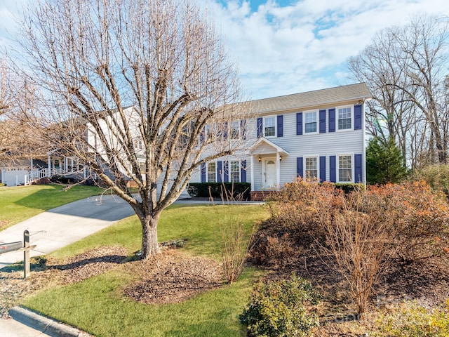 colonial inspired home featuring a front yard