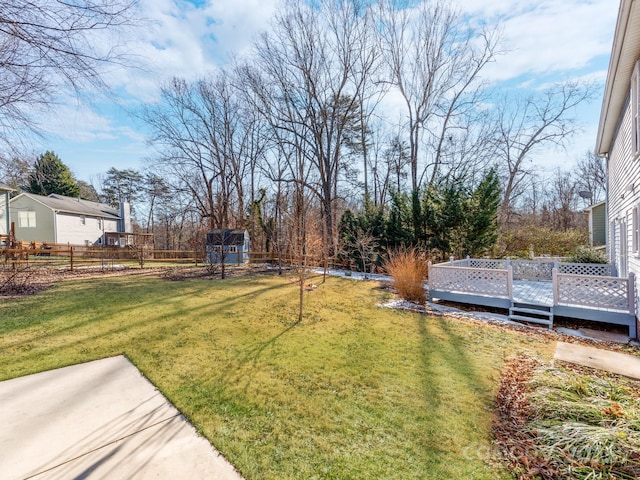 view of yard featuring a shed