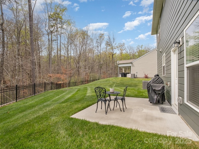 view of yard featuring a patio area