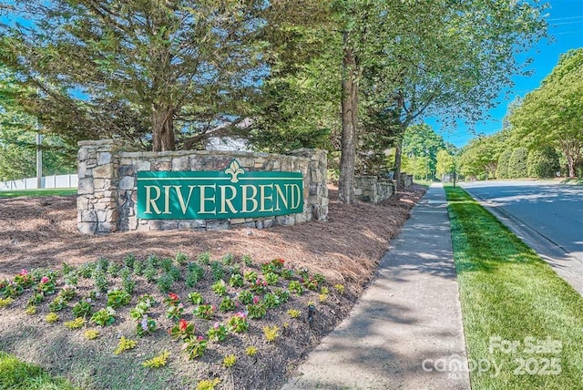 view of community / neighborhood sign