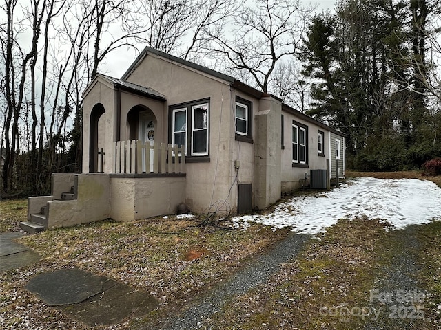 view of front facade featuring cooling unit