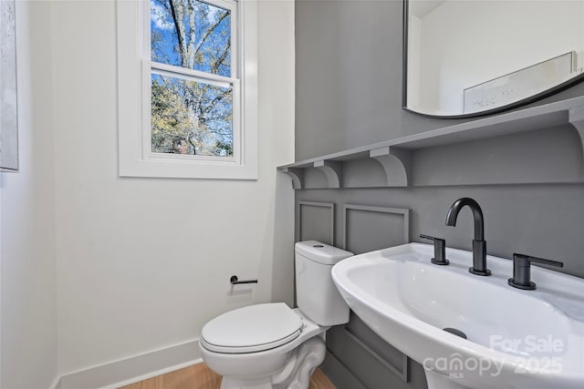 bathroom featuring toilet and sink