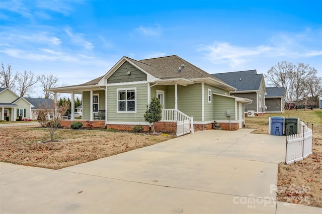 view of front of property featuring a front lawn and a porch