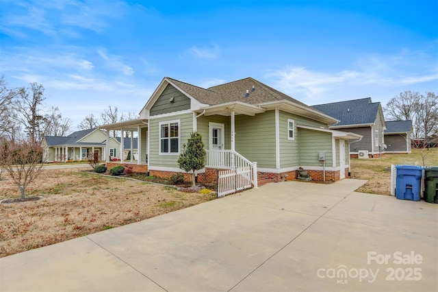 view of front of house with a front lawn