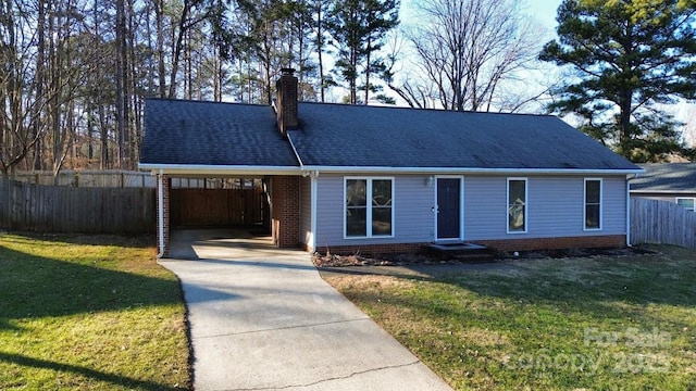 view of front of home featuring a front lawn and a carport