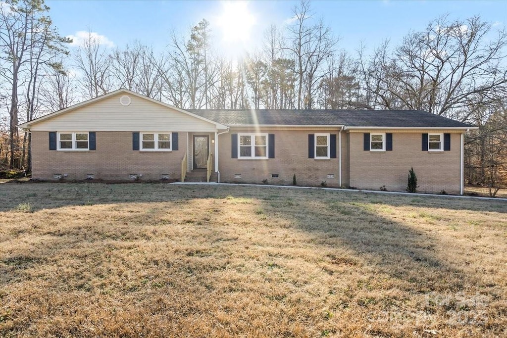 view of front of property with a front yard