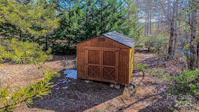 view of outbuilding