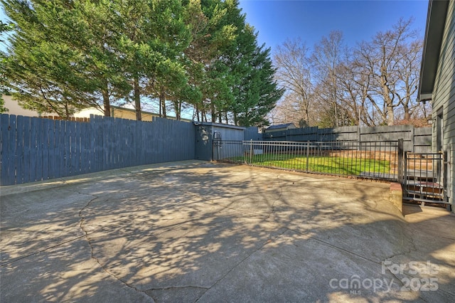 view of yard with a patio area