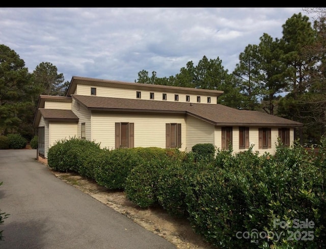 view of front facade featuring a garage