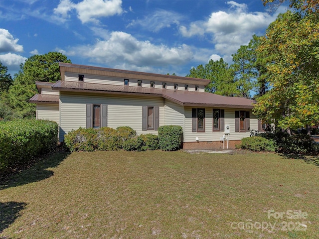 view of front of house featuring a front lawn